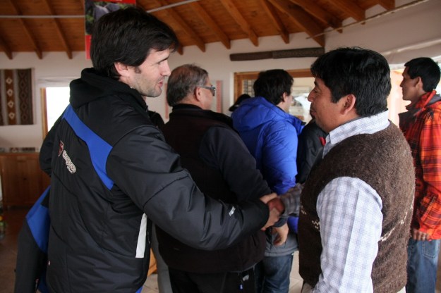 Federico Lopez Jallaguier Gte. de Marketing de Chapelco, junto a Julio Vera Lonko de la Comunidad Mapuche Vera IMG_3228