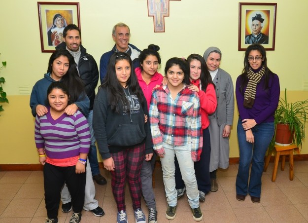 Juan Cruz Gomez Oromi, Juan Cruz Adrogue junto a la hermana Estela Morel y algunas de las chicas del Hogar Casa Nueva Nazaret
