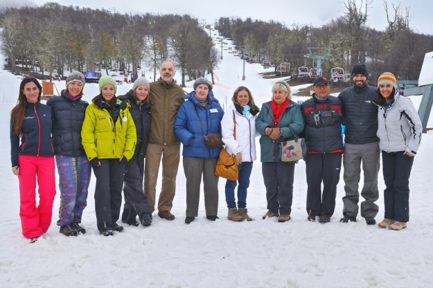 FOTO: Dr. Carlos Imondi junto a autoridades y miembros de la Cooperadora del Hospital Ramón Carrillo, Federico Lopez Jallaguier Gerente de Marketing de Chapelco Ski Resort, personal del Centro Medico Chapelco, Atención al Cliente y prensa de Cerro Chapelco. Creditos CHAPELCO – Diego Costantini