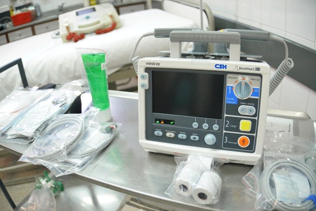 el desfibrilador adquirido con recaudacion de Jornada Solidaria en Chapelco, que salvara vidas. DAC_9308