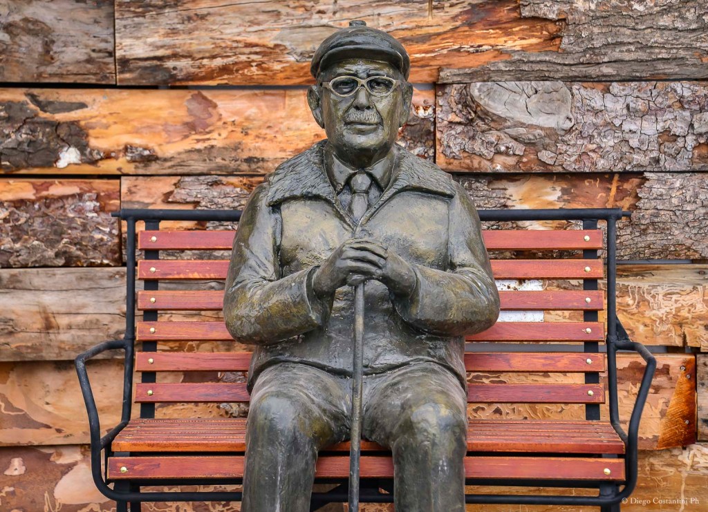 ​​​Chapelco colocó en el histórico Refugio Graef una escultura de Don Américo Astete en homenaje a todos los pioneros del esquí,&nbsp; precursores de la actividad y de la cultura de montaña.