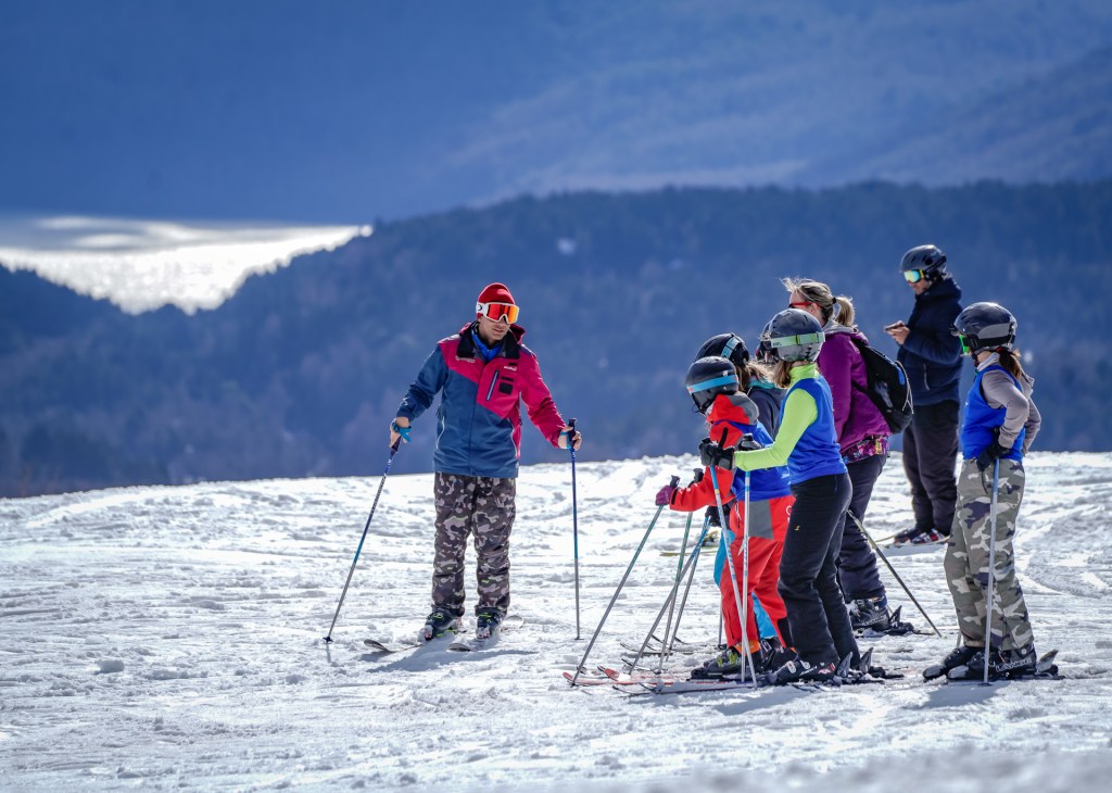 Continúa en Chapelco el plan de esquí gratuito «Aprendiendo en la Nieve». Ya son 912 los alumnos de 7° grado que participaron, y lo harán 140 alumnos más, luego de la fecha de cierre de&nbsp;Chapelco.