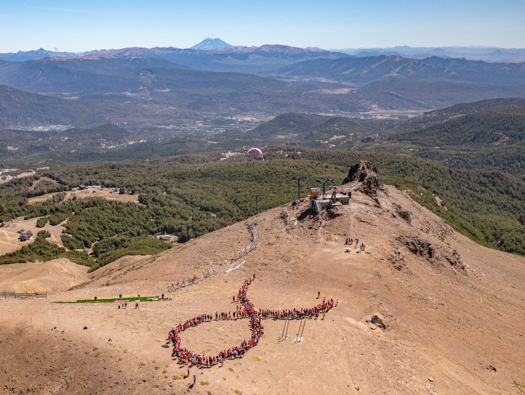 Mirá el video y las fotos de «Juntos al Teta 2023» la campaña que realiza Chapelco junto a Lalcec por la detección temprana del cáncer de&nbsp;mama